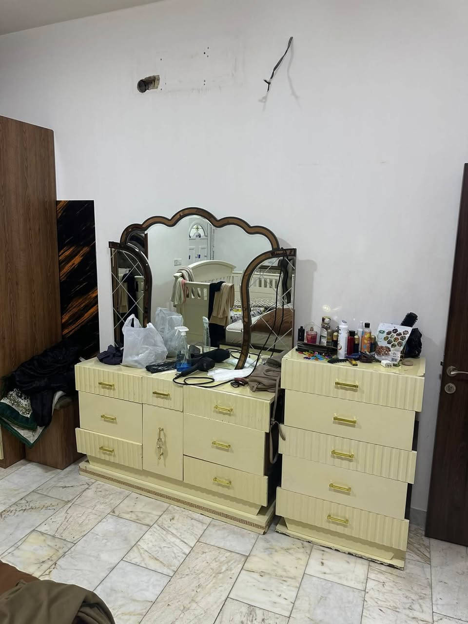 السلام عليكم 
غرفه تركيه متكونه من 10 قطع نضيفه وحلوه ومابي اي ضرر سعره 750 الف مكاني بغداد حي العدل ***********
