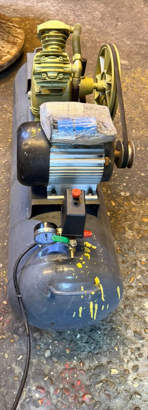 السلام عليكم كومبريسر هواء للبيع
ماطور سنكل وتاروسه بستمين بطل ١٦٠
150 الف قفل كلش جديد العنوان بغداد الحسينيه 
الاتصال***********
