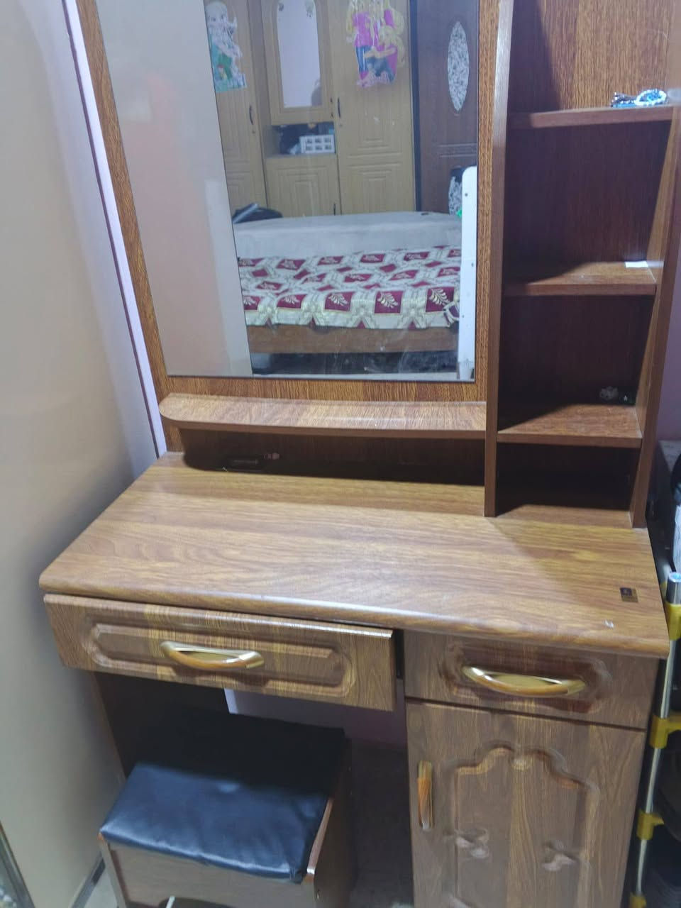 السلام عليكم غرفة نوم مع كنتور اضافي نضيفه جدا
***********
