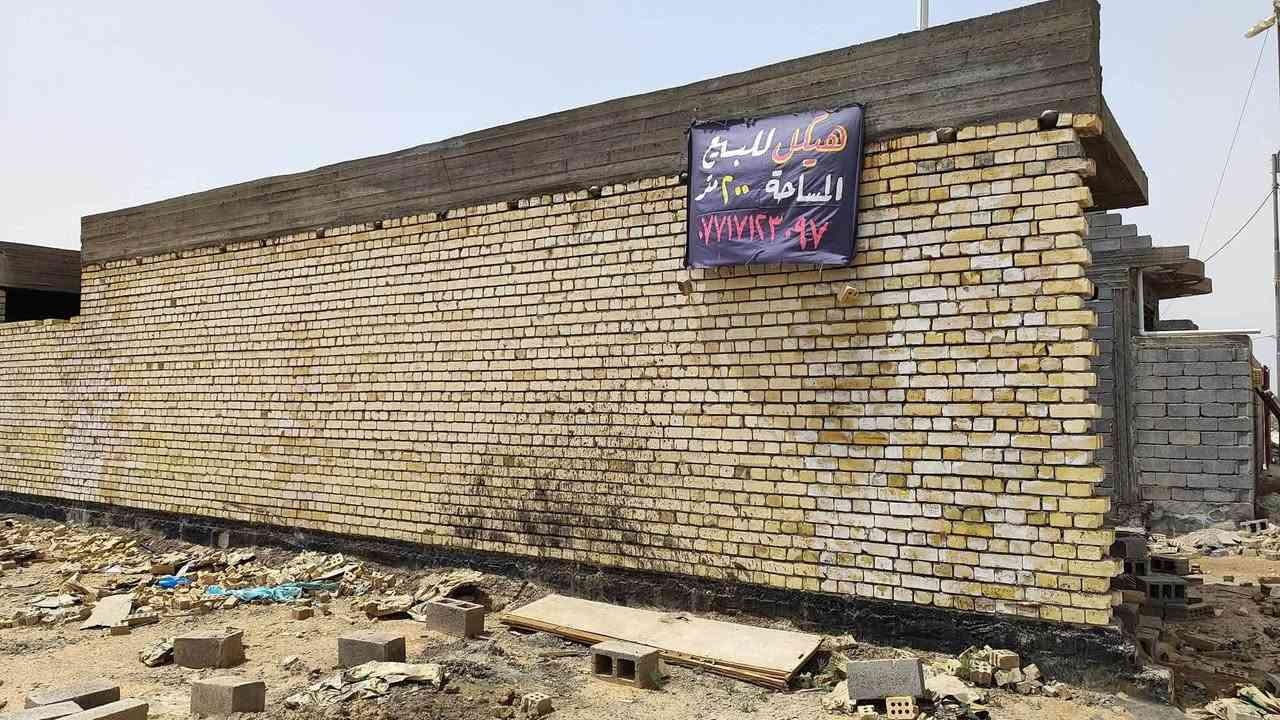 يالله
#هيكل للبيع
المساحه 200متر ( يحتوي على غرفتين ٤*٥  وصاله معزوله ٤*٥  ومجمع صحيات ومطبخ ٤*٥ واستقبال ٤ *٦ مع صحيات ضيوف مع كراح و حديقه صغيره ) 
الواجه 10متر
النزال 20 متر
طابو زراعي سند 25
* الخدمات.ماء+كهرباء+تبليط + اناره ليليه + المنطقه تحتوي من جهة اليمين ومن جهة اليسار  على بزل لسهولة تصريف مياه الامطار في الشتاء .
* البيت ارتفاعه عن التبليط عالي وارتفاع البيت ٣.٤٥ 
* اناره حديثه لد بروفايل مع سبورت لايت .

الموقع قرب معهد المسيب التقني و قريب على طريق حله بغداد . 
@الجميع 
الاستفسار الاتصال على الرقم ***********
