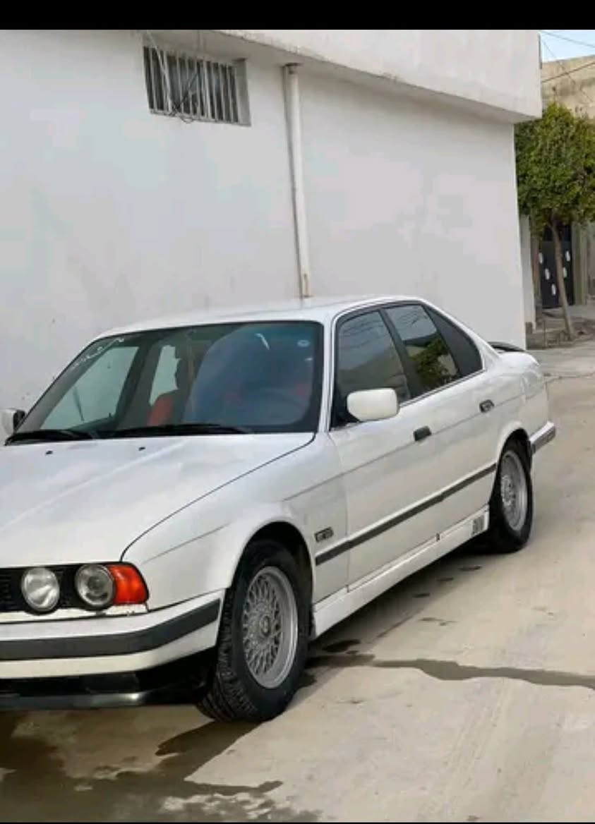 سلاموعليكوم
بيئيم  525
موديل1990
گيرومه گينه به شه رتی فیتەر
جوارجام كاره بای
پێشی يه ك زه ربەی دووبه ستي تيایە
به ناوخۆمانە بەشەرتی موسو براوەو  تەحويل
*********** كركوك, العراق
