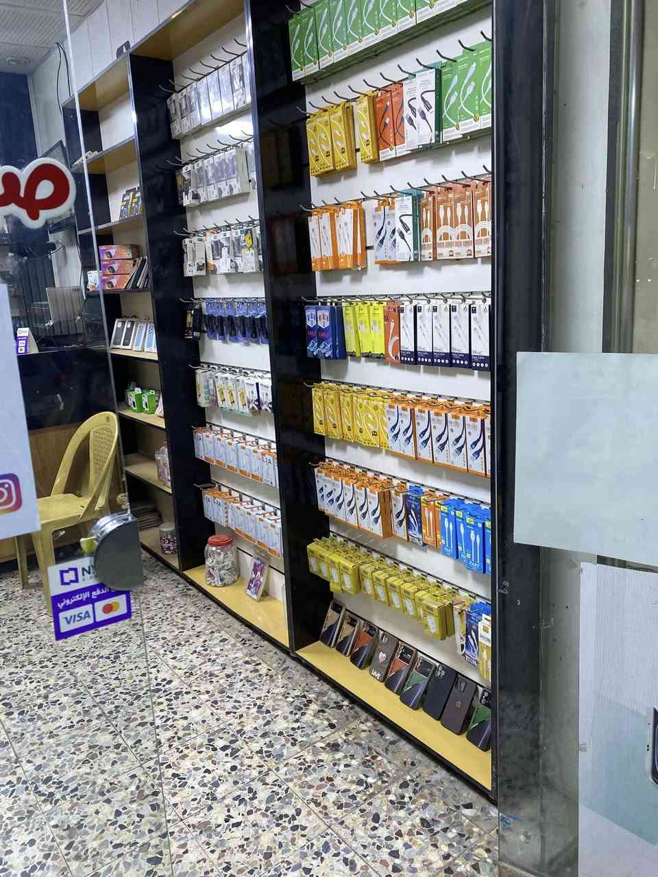 5 رفوف و 4 تعاليك نهاية شارع الصحة. الوحدة على 90 و بيها مجال. ***********
