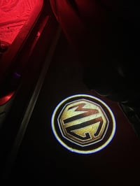 گلۆپی ژێر دەرگا بۆ MG، لە وێنەکە بە شۆقتر نەبوو بۆمان بگەڕێننەوە، جوتی...