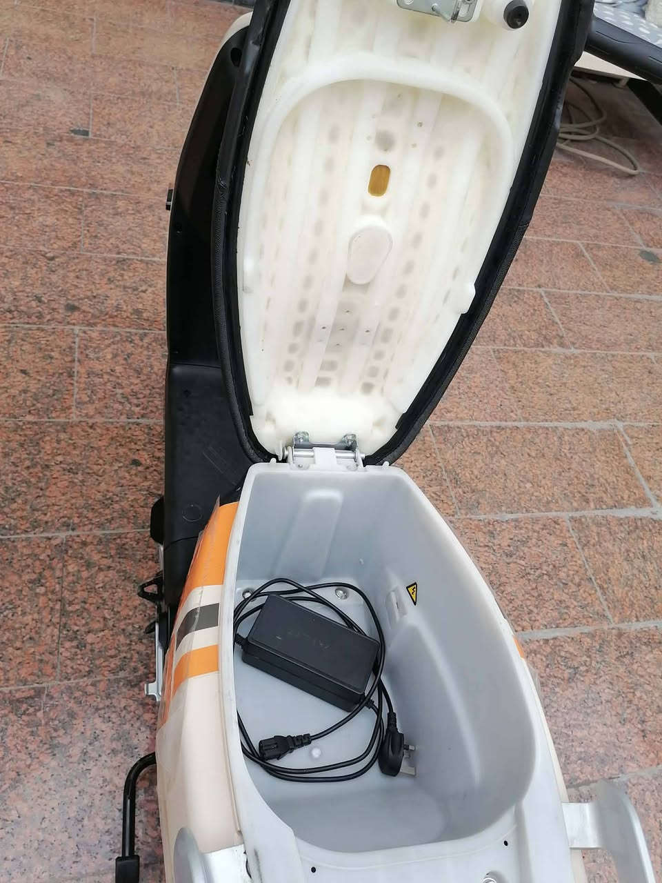 دراجة الريان ام عيون َ مستخدم قليل جدا فقط 20كم
نظيفة جدا  موديل 2025
ملف1200
6بطاريات كبار
سرعة 58 تتقطع مسافه 80 كم حسب طريقة الاستخدام والوزن
 لد لايت امامي عالي الوضوح بك لايت لد بتصميم مميز 
بريك هايدروليك دهن
دبلات هايدروليك امامي خلفي
بصمه عدد 2 مع مفتاح عدد 2
اشارات جانبيه لد
نظام إنذار ضد السرقة
 تحكم 3 سرع شاشه معلومات أمامية اكترونية
 هورن لد جانبي شكل أنيق شاحن الجوال

سعرها 850 بيها مجال قليل حك الجية
للاتصال / ***********  
العنوان / بغداد - حي القاهرة - مقابل الرعاية الاجتماعية
