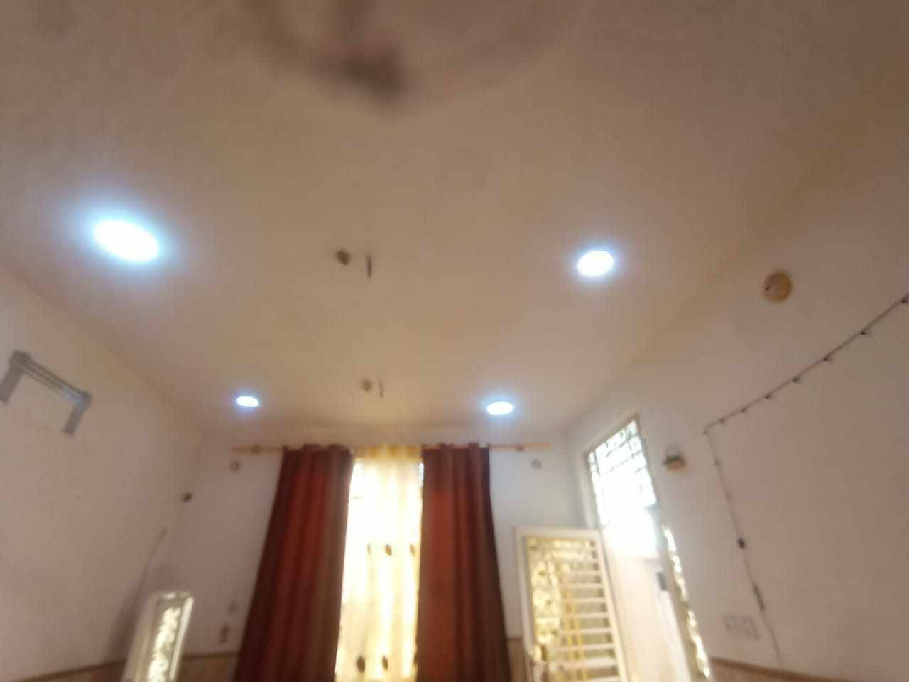 سلام عليكم بيت للبيع بناء 🏢 حديث المساحه 175م العنوان بين  شارع 100 وشارع 80 جهة كربلاء نوع العقار اصلاح زراعي بس مكاتبه البناء يحتوي على ستقبال مطبخ كلي دور ومساحه خلف البيت مثل مواضح بصوره السعر 25 وبي مجال الرقم *********** وتساب موجود
