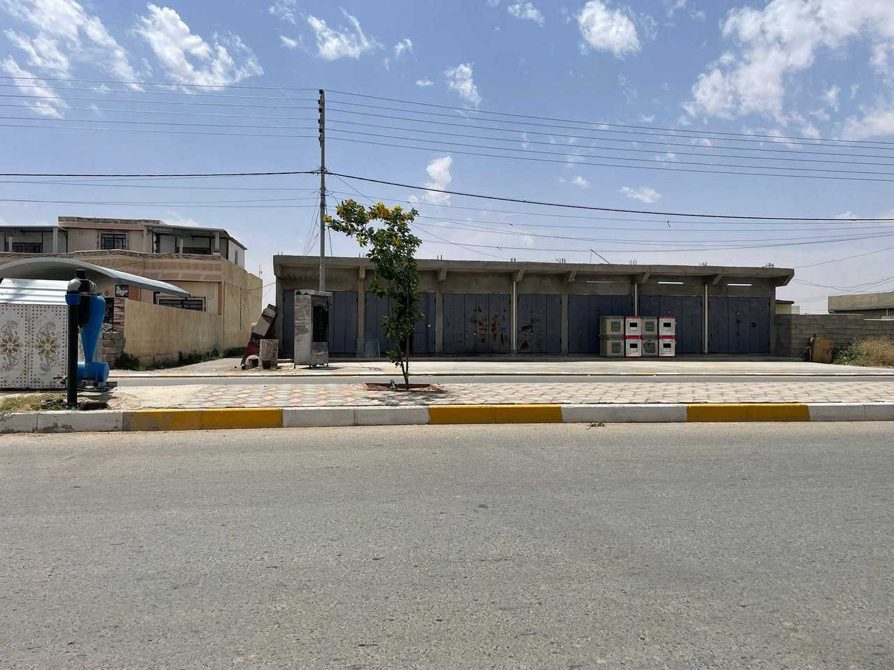 بيت للبيع مساحه 200مع حديقه 600 وقطعت ارض ثانيه مساحة 800و 6محلات  بيع مجموعه أو بيع مفصل اي استفسار ***********
