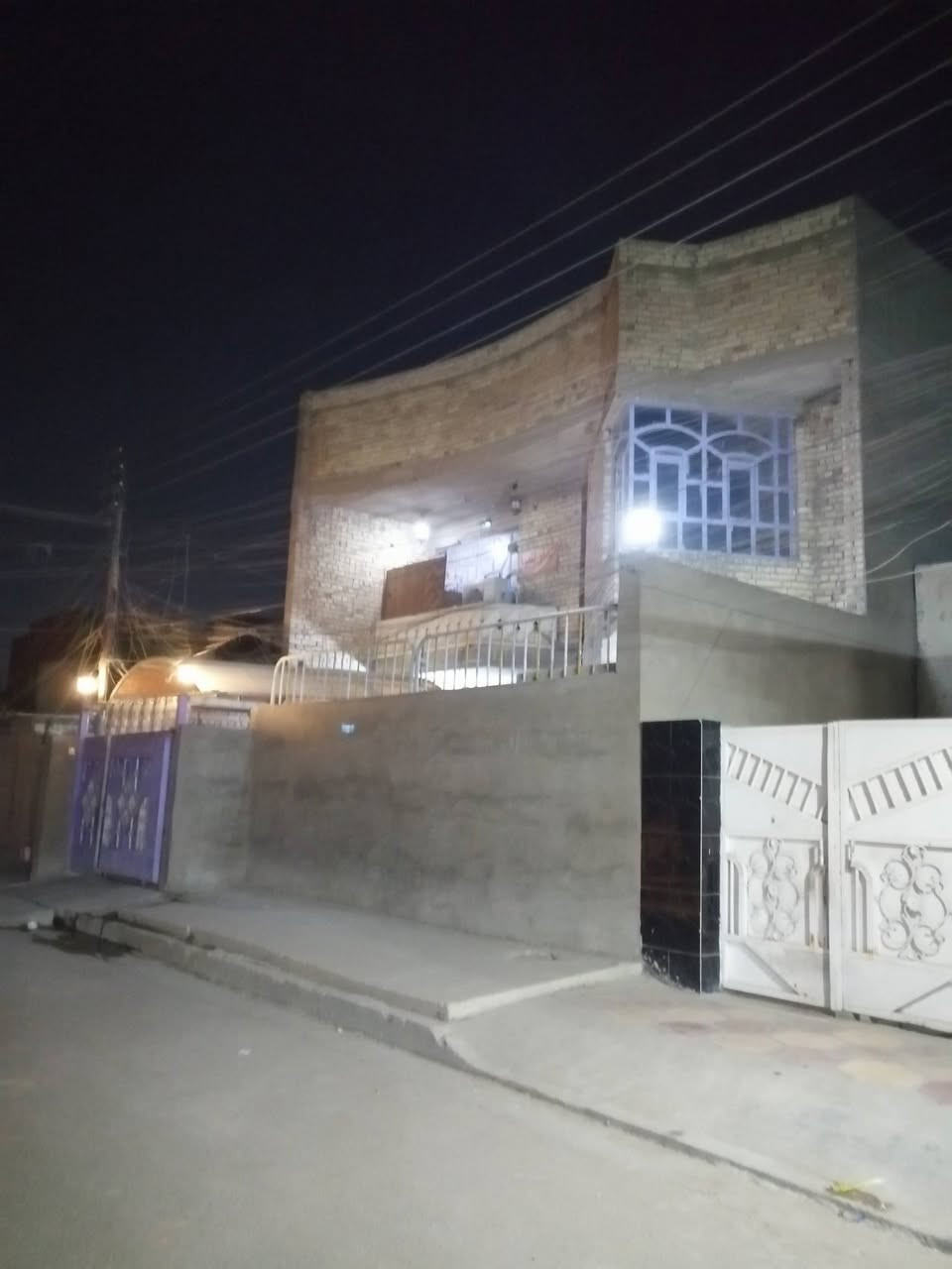 السلام عليكم ورحمة الله وبركاته عندي بيت مساحت البناء 200متر الواجهه10نزال20 طابقين 8 غرف وصالات عدد ثنين البناء حديث الشهداء الثلاثه قرب مدرسة ابن خلدون العبيدي الشارع تجاري ملك صرف مبايل *********** /***********
