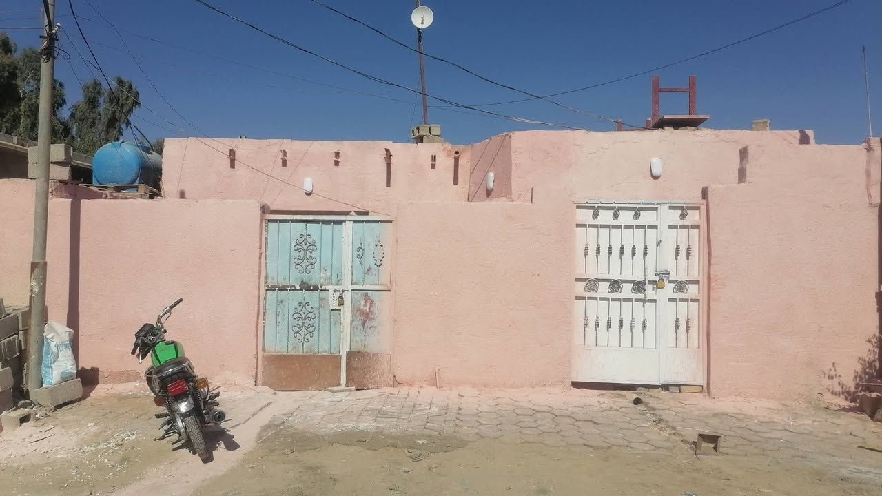 بيت تجاوز للبيع يحتوي عل غرفتين وهول وصالة ومطبخ وصحيات داخلية وصحيات خارجية ودرج وترك قرب المدرسة الأهلية للبنات مقابيل دور المعلمين البيت جاهر كلة كاشي ارتفاع عن الشارع متر السعر ٢٥ البيت جاهر كلة عكادة
***********
