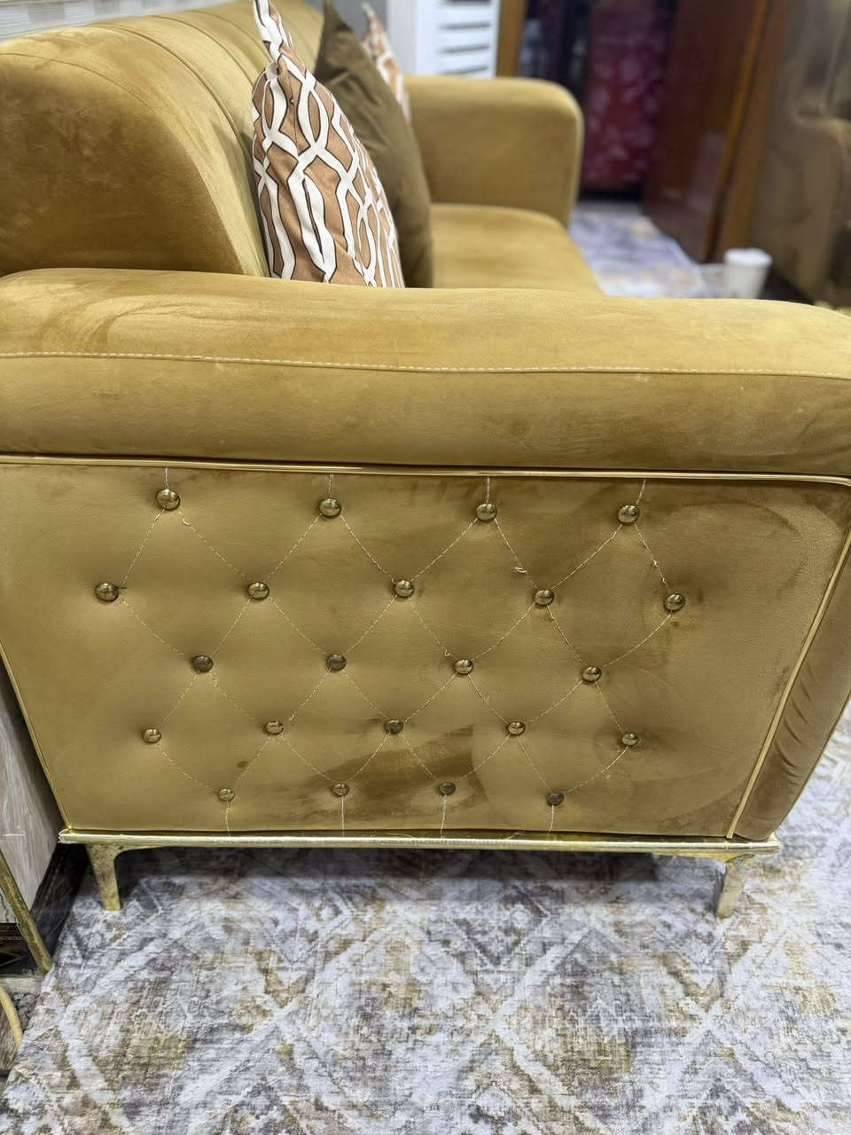 السلام عليكم
طخم قنفات  خمس قطع 
٢ كبيرات عدد ٤ مقاعد
وحده وسط مقعدين
وكراسي ثنين
قماشهن شامو ذهبي والكراسي لون قهوائي
الارجل حديد ذهبي والجوانب بيهن فيكة 
نظيفات 
اريدهن ب٣٠٠ وبيهن مجال
العنوان الامن الداخلي 
الرقم ***********
