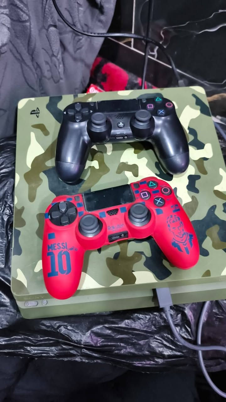 بلي
٤ 
نضيف نضيف نضيف 
جهاز
٢ جوستكات
أقراص الي بصور نضيفات
مروحه تبريد
يو بي اس ٨٥٠ يشغل الجهاز والبلازمه عادي 
ملحقاته كاملهههه
بغداد المشتل شارع المدارس 
***********
٢٧٠ وبي مجال بسيط
