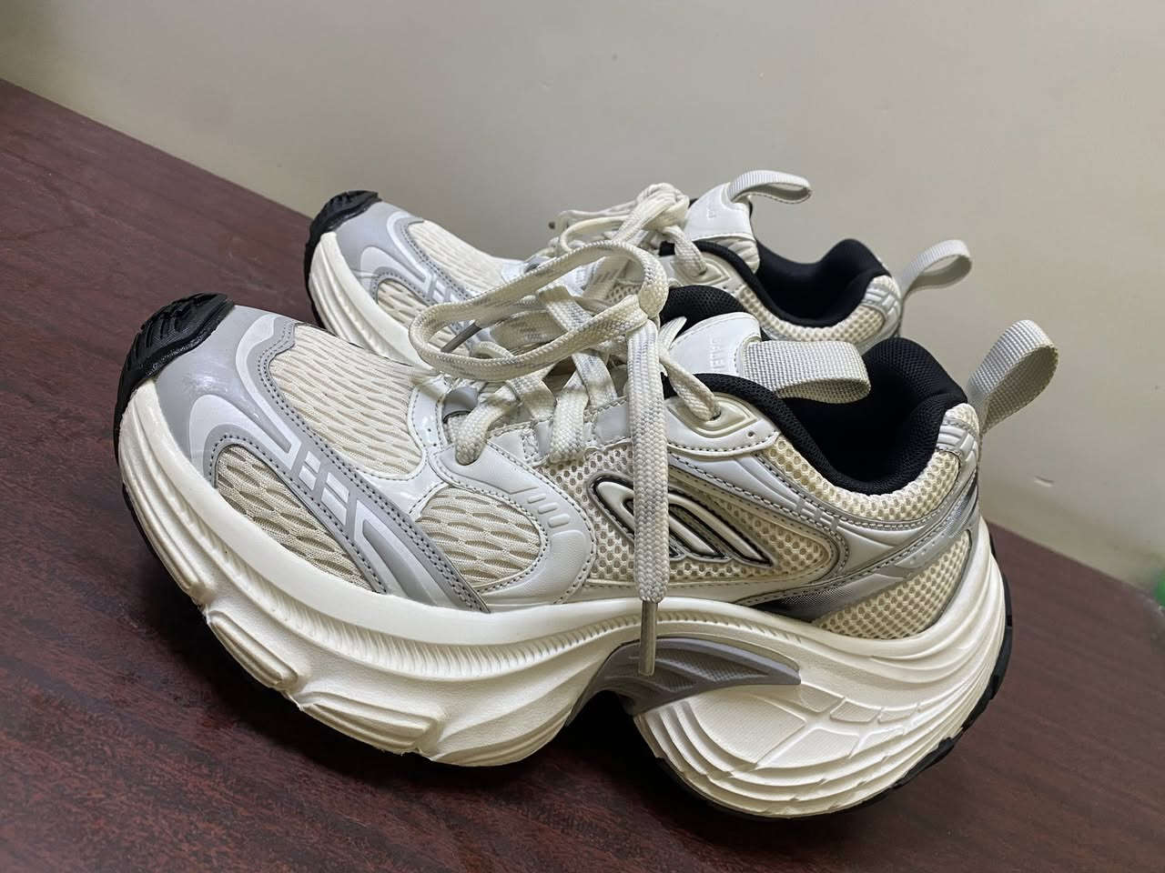 السلام عليكم 
حذاء بلنسياكا 10xl
قياس 41/42
ماستر كوالتي صنع فيتنامي 
جديد غير مستخدم 
السعر 35 الف 
مكاني بغداد بلديات 
رقمي ***********
يوجد توصيل 🚚
