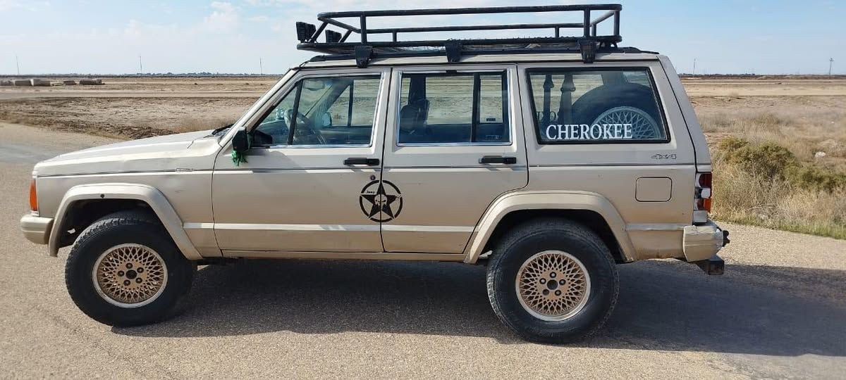 سلام عليكم 
جيب شيروكي شخاط 94 مكفوله من الضربة و الكص الصبغ بلاد تبريد ثلج تدفئة شغالة لوگير شغال رقم بغداد حدادية مضبوطة تايرات75% منظومة غاز السعر 40$ الاستفسار على الرقم التالي*********** مكلف بالنشر التواصل مع الرقم.
