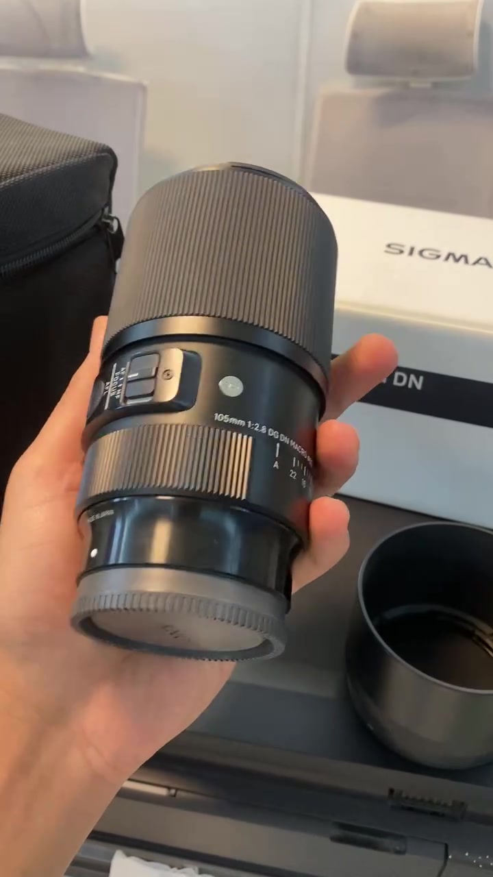 للبيع 
عدسة سكما للسوني 105mm 2.8f  مايكرو
 نضافة ١٠٠٪؜ كارتونه وحقيبه موجوده 
السعر مليون و٥٠ وبي مجال بسيط 
علماً الجديدة بمليون وربع وغير متوفر 
***********
