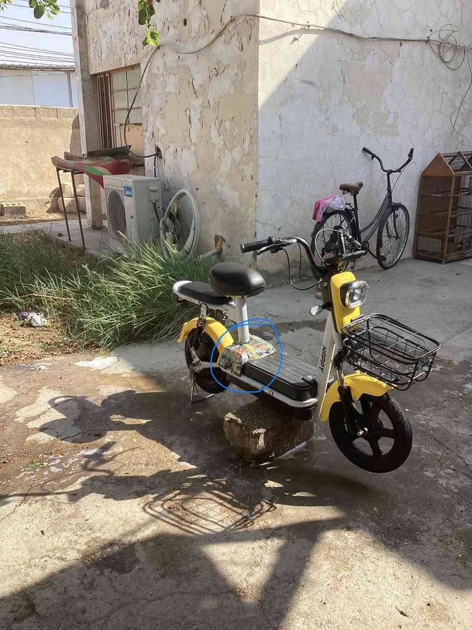 دراجة شحن حجم ١٤
دراجة كلشي ما ناقصها بس قاعده لي موضحه بـ صوره 
دراجة رايدها بـ ٢٠٠ وبيها مجال 🤎!


**إذا كنت صاحب هذا الإعلان وتريد حذفه لأي سبب، رجاءا أرسل رسالة إلى الدعم الفني**