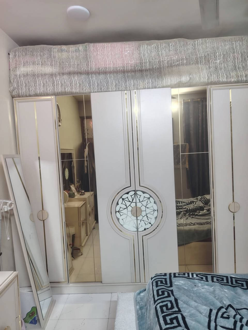 السلام عليكم
غرفة نوم مستعملة قليل النظافة ٩٥٪
٨قطع السعر خاص مدينة الصدر 
***********
