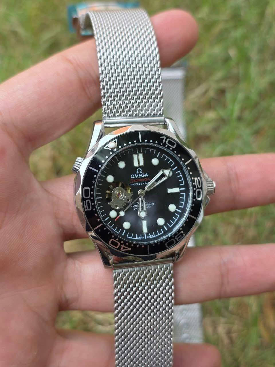 ساعة من ماركة(Omega)  اوتماتيك
تعمل بنظامين :رنك دوار
الاول :على حركة اليد 
والثاني: تكويك 
قلب مفتوح ،ماكنه كشف،ضد الماء
الارقام لامينوس توضئ ليلا ،،جام معدني براق
زنبلك بحري،، جام معدني براق
قفل مختوم علية شعار ""Omega"" 
سير حصيره المرغوب  عليه شعار""Omg  ""

السعر 35الف مع توصيل


**إذا كنت صاحب هذا الإعلان وتريد حذفه لأي سبب، رجاءا أرسل رسالة إلى الدعم الفني**