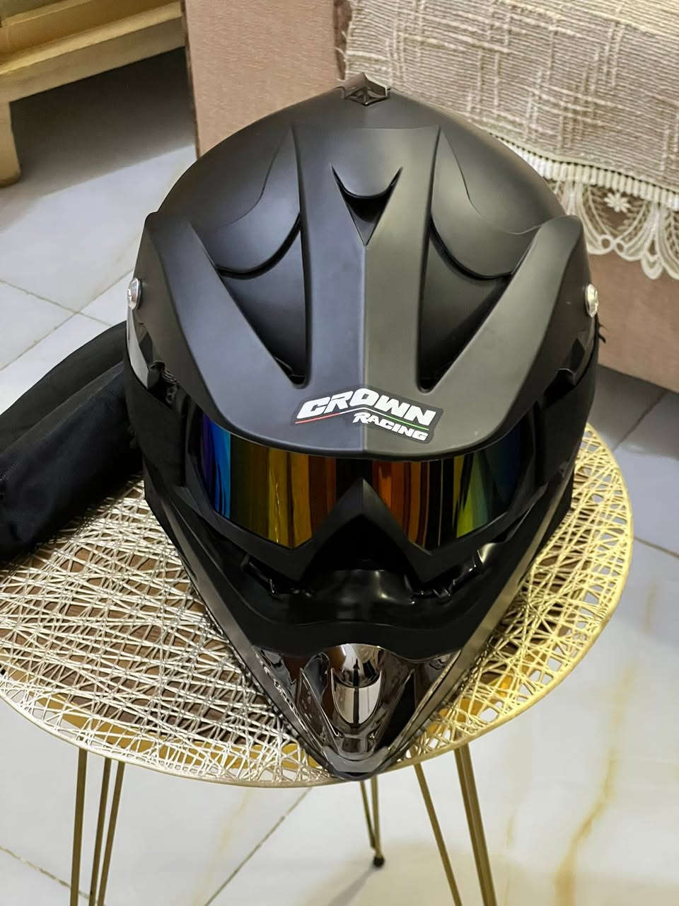 خوذة من ماركة fmvss 218 dot helmet المتخصصة بوسائل امان راكبين الدراجات النارية لتوفير الحماية الكاملة +
نظارات. جديده 
كمامة طويلة. هاذه رقمي ***********
