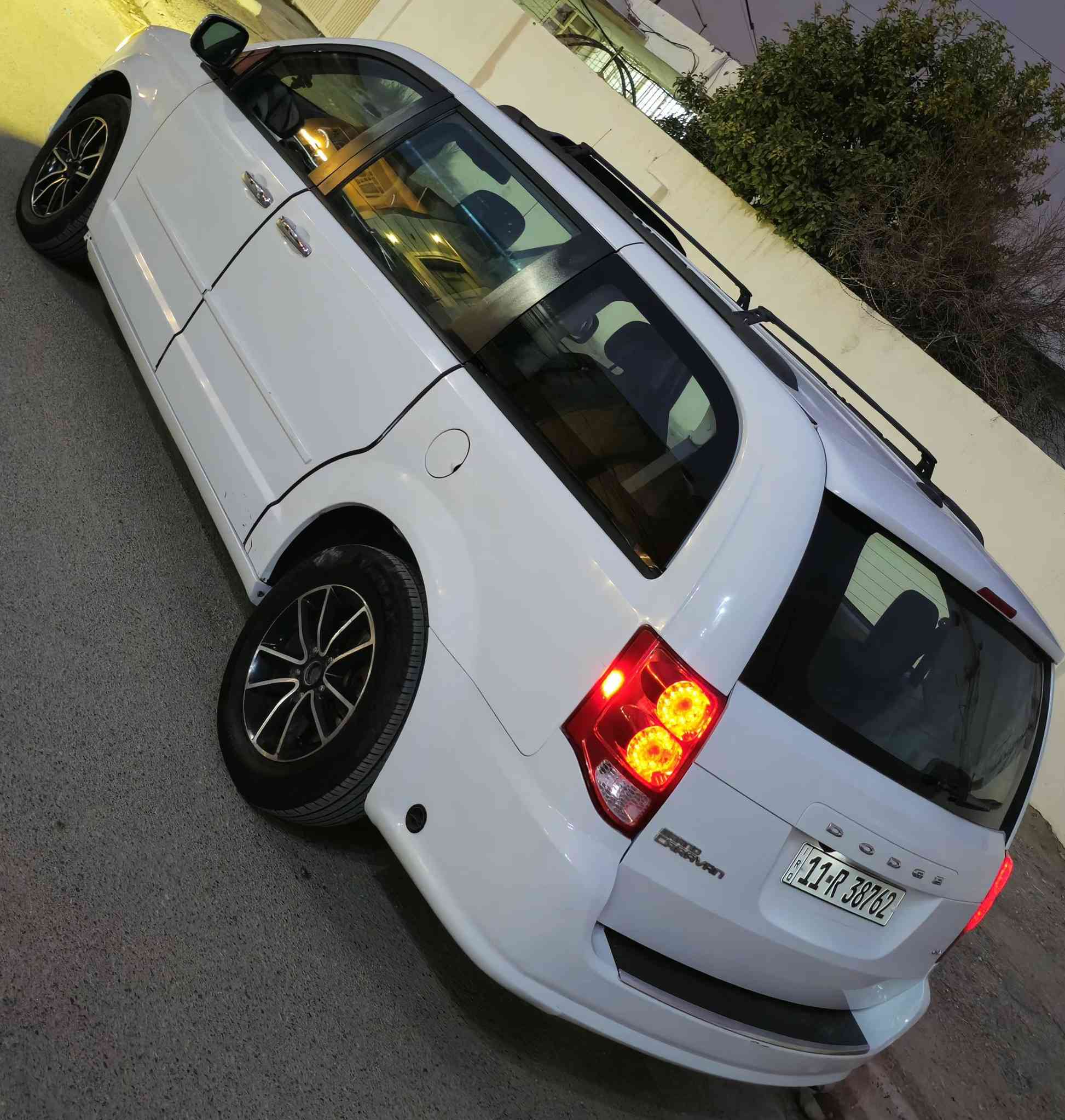 السلام عليكم .....
دوج كرفان  2016 SXT   
بيبان كهرباء / جنطه كهرباء /  تبريد 3 قطع / تحكم ستيرن / تثبيت سرعه / شاشه / كاميرا  / بلوتوث /  محرك 6 سلندر  3.6  مبدل جديد /  تخم تايرات / وصدر امامي خلفي /  لايت زنون / سستم سماعات 
______________________________
حادث بسيط مرفق بلمنشور جاملغ امامي وبنيد مع جاملغ خلفي وامامي لثاني بلعراق نطخن المجموع ٤ قطع صبغ 
سونار بلمنشور وصور لحادث شوفه وخابرني .
سياره ترايهه جديد  حيل بدون نقص ابد *****

السعر 152  وبيه مجال
العنوان _ بغداد _ البياع 
***********
