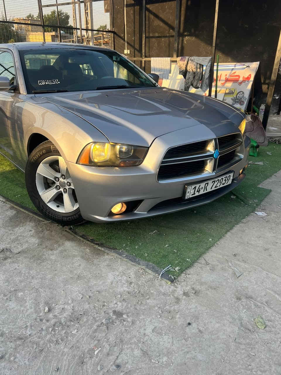 السلام عليكم تشارجر للبيع موديل 2013 السياره فول مواصفات ماعدا التنته السياره بيها قطعتين كلير والباقي كفاله بالنسبه جير ومكينه وحداده كله جديد والشراي يتواصل على هذا الرقم *********** سعر 150وبيه شوي مجال
