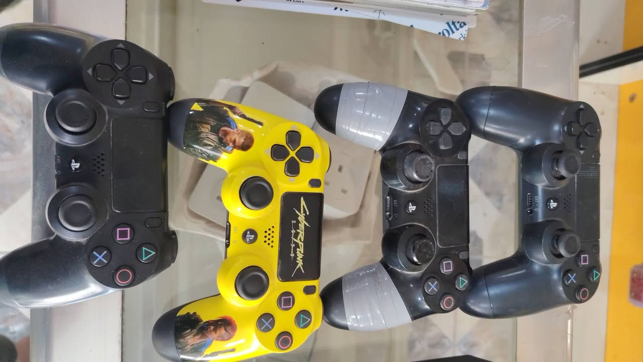 السلام عليكم
بلي فور  سليم

ذاكره 512

مع قرصين قرص بيس 2021 الثاني معرف شنو

مع اربع يدات اصليه

وحساب ويحتوي على 40 لعبه مفوله 

السعر 325 وبي مجال 
توصيل متوفؤ كافه المحافظات 
وواصل ***********
