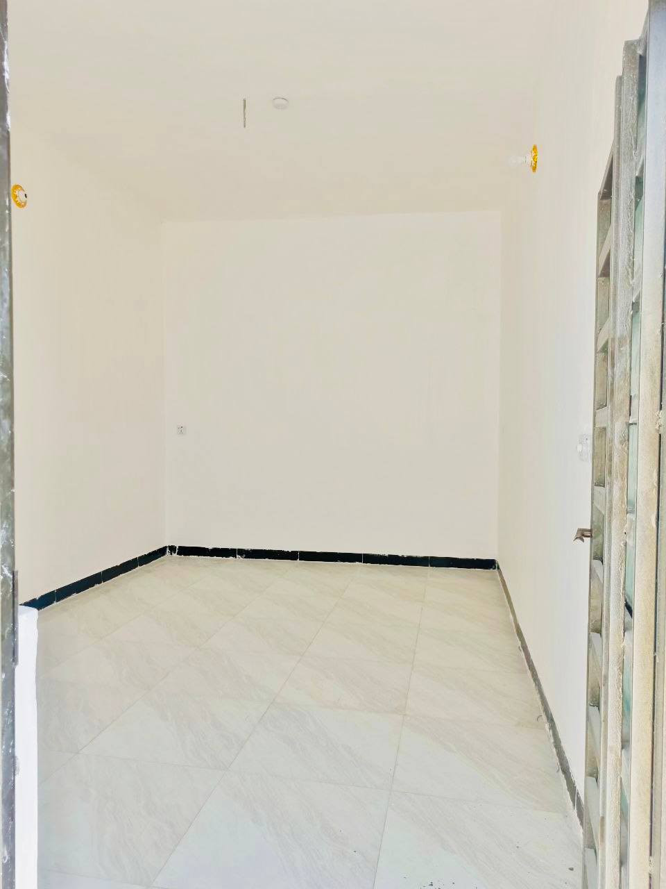 السلام عليكم
دار 100متر للبيع 
الاساس صب بناء طابوك جمهوري سقف صب 
يحتوي على غرفه وصاله ومطبخ واستقبال وحمام داخلي وحمام خارجي
العنوان النجف الاشرف -شارع المعمل -الفرع المقابل اسواق حسين الرماحي 
السعر (38)مليون وبي مجال
للاستفسار ***********
***********
