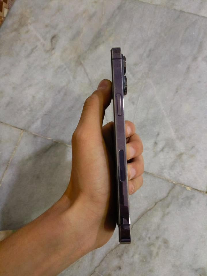 iPhone 14 Pro Max - 256GB نظيف جداً للبيع
السلام عليكم شباب جهاز آيفون 14 برو ماكس للبيع المواصفات والوضع بالتفصيل حتى يكون كل شيء واضح أمام الله:

 * المساحة: 256 جيجابايت

 * نسبة البطارية: 87%

 * الحالة: الجهاز نظيف جداً ومكفول من كل النواحي (كاميرات فيس آيدي شبكة واي فاي شحن)
* شريحه الكترونيه 
* مع ضمان سنة كامله سوفت وير باقي من الضمان 7 اشهر 

 * ملاحظة للأمانة: الشاشة مستبدلة بـ (شاشة أصلية 100% شلع من جهاز ثاني)، وممتازة جداً اخت الاصليه 

 

السعر: 780 ألف دينار (وبي مجال بسيط جداً للشراي الجاد ).

 

للتواصل : رسائل على الواتساب 

***********
