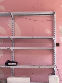 توجد رفوف  محل. لللبيع 20 07709288258