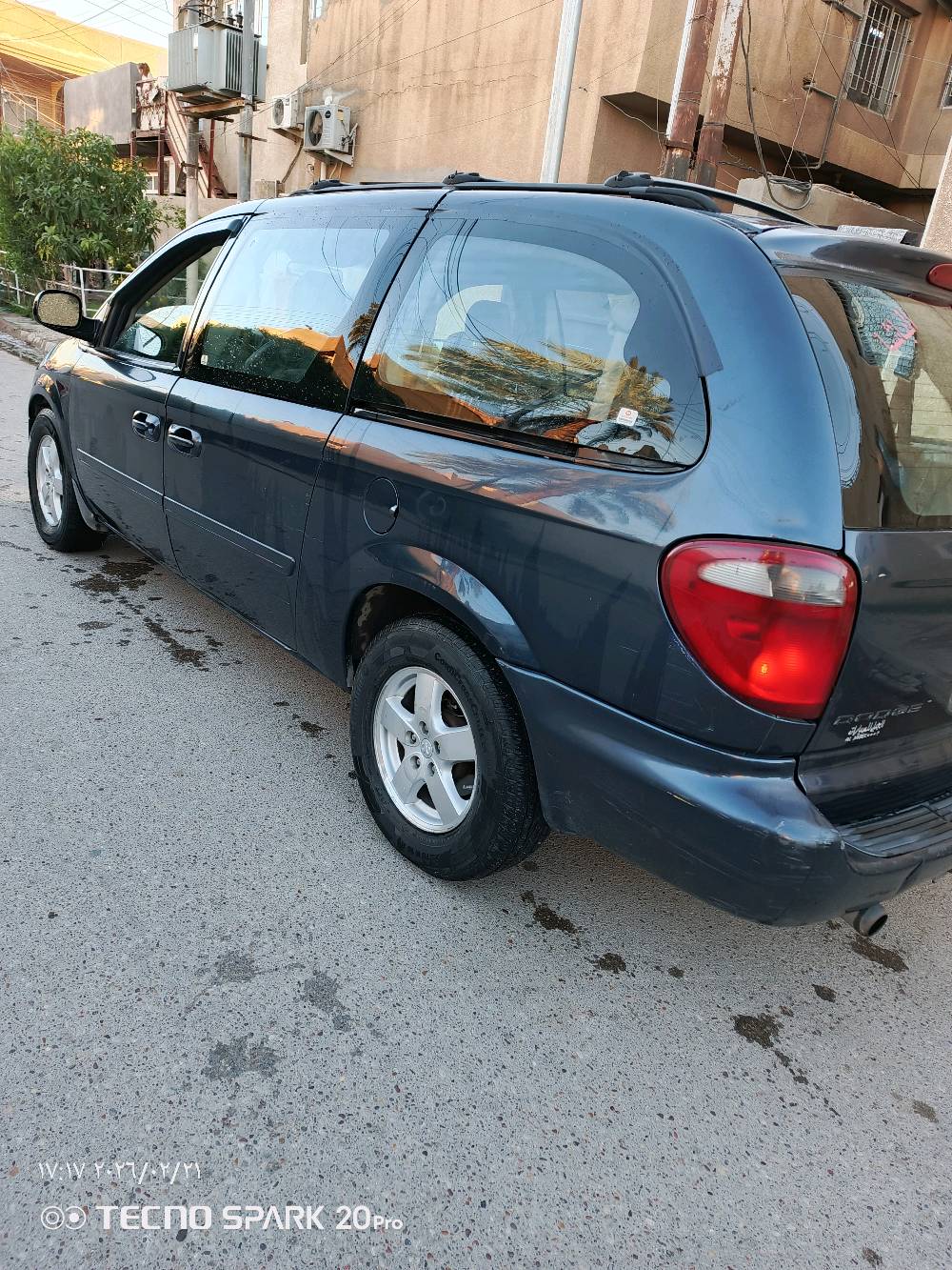 السلام عليكم اخوان 
للبيع دوج كرفان 2007 مواصفاتها 
ابواب كهرباء +الجنطة كهرباء ثلاث قطع تبريد  شغال كشنات بلع خمسة ويل كب الكاعية مغلفة جلد كير محرك حلوات  لاصرف ولاتنقيص رقم  انكليزي السيارة باسمي بيها طخة بالباب السلايد جهة اليمين موضحة بالصوره القمارة والبنيد جارد السيارة موجودة بحي الجهاد  السعر 75 ورقة وبيها مجال للاستفسار الاتصال على الرقم ***********
