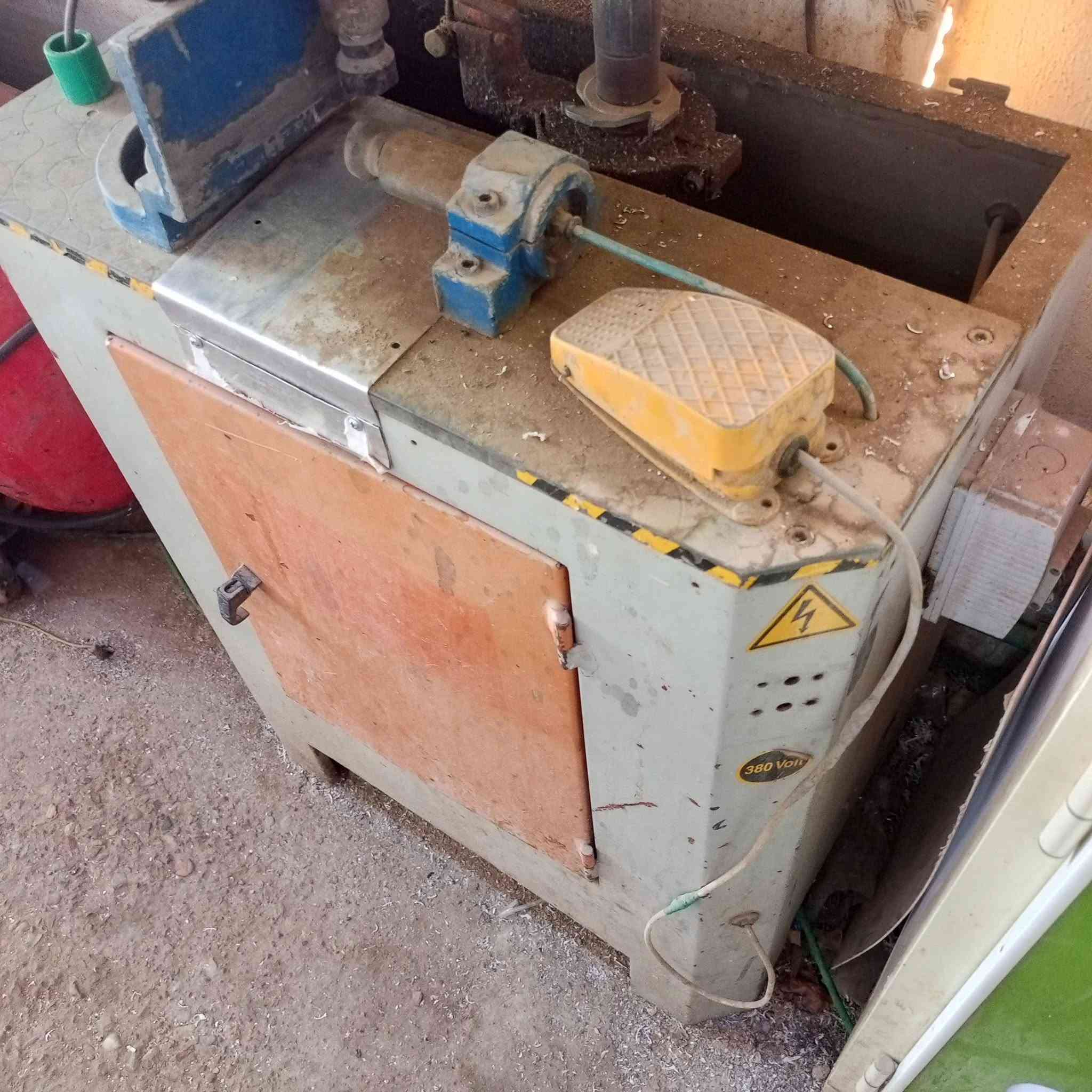 مكينتين ماسكه ساوين ومكينه تي جاهزات ثري فيز شرط الشغل مع كتر يلمز شغال للبيع واسط ***********
سعر12ورقه وبيهن مجال
