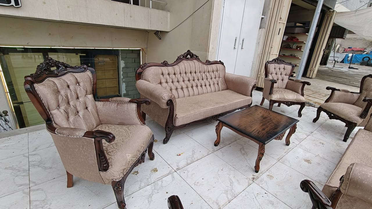 طخم رئاسي كلاسيك تركي مستعمل نظيف جدا جدا 
طخم 10 نفرات خشب زان الاصلي موديل حديث 
بسعر مغري مع ميز وسطي 
للطلب والاستفسار يرجى زيارة موقعنا في الموصل سايدين القادسية الاولى قرب جامع علي بن ابي طالب مقابل ملعب الأمواج أو الاتصال على الارقام التاليه 
***********
***********
