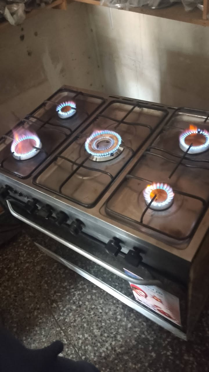 طباخ البيع على عرض يومين سعره 120 نضيف مابي اي ضرر كله شغال وناره زركه فرن شغال فوك وجوه البيع مكان بغداد معامل ولي شراي يتصل ع رقمي ***********
