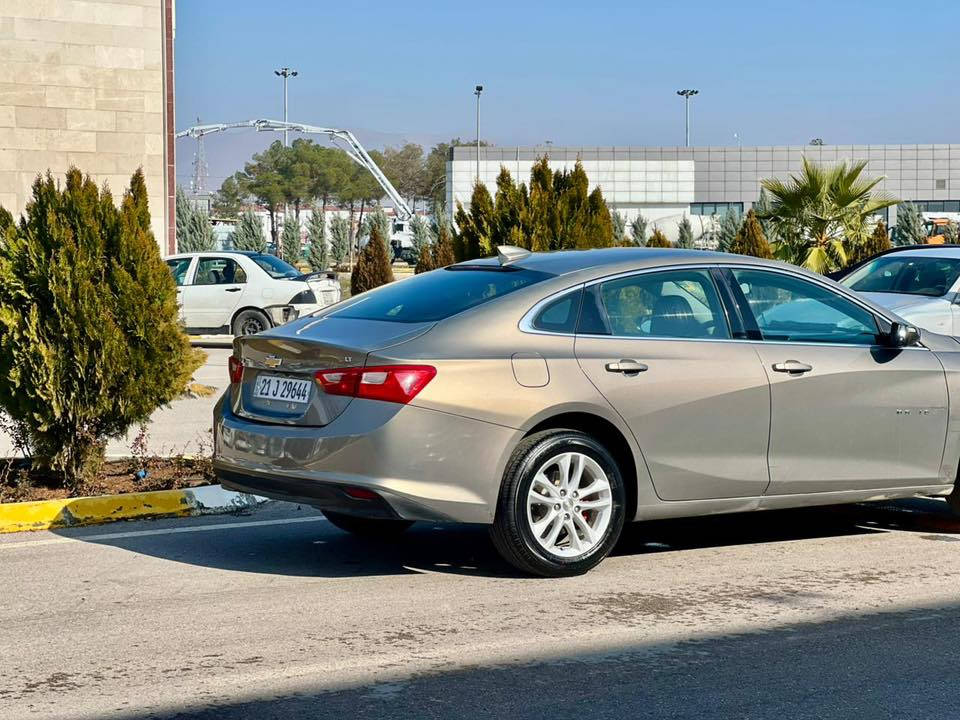 ماليبو موديل ٢٠١٧ 
لون ذهبي عداد امبالا مواصفاته فول عدا سلايد 
شاشه جبيره كشنات كهربائي تبريد مركزي تبريد منفصل السايق و الراكب
 گير و محرك بلاديات مامفتوح محرك ١٥ و توربو 
ماشيه ١٤٢ الف كيلو يعني ٨٠ الف مايل 
سياره كلش حلوه و مابيها اي نقص 
بيها ٣ قطع صبغ ( بونيت , جاملغ سايف , شويه من باب السايق ) 
و شويه عنده دواخل و ارباك سترين و برده طاك ، دشبول مطاك ، 
سياره حلوه و اقتصاديه و سعره كلش مناسب 
سعره ٩٧$ و مجال  ،، عنوان السياره سليمانيه 
رقم و واتساب ***********
