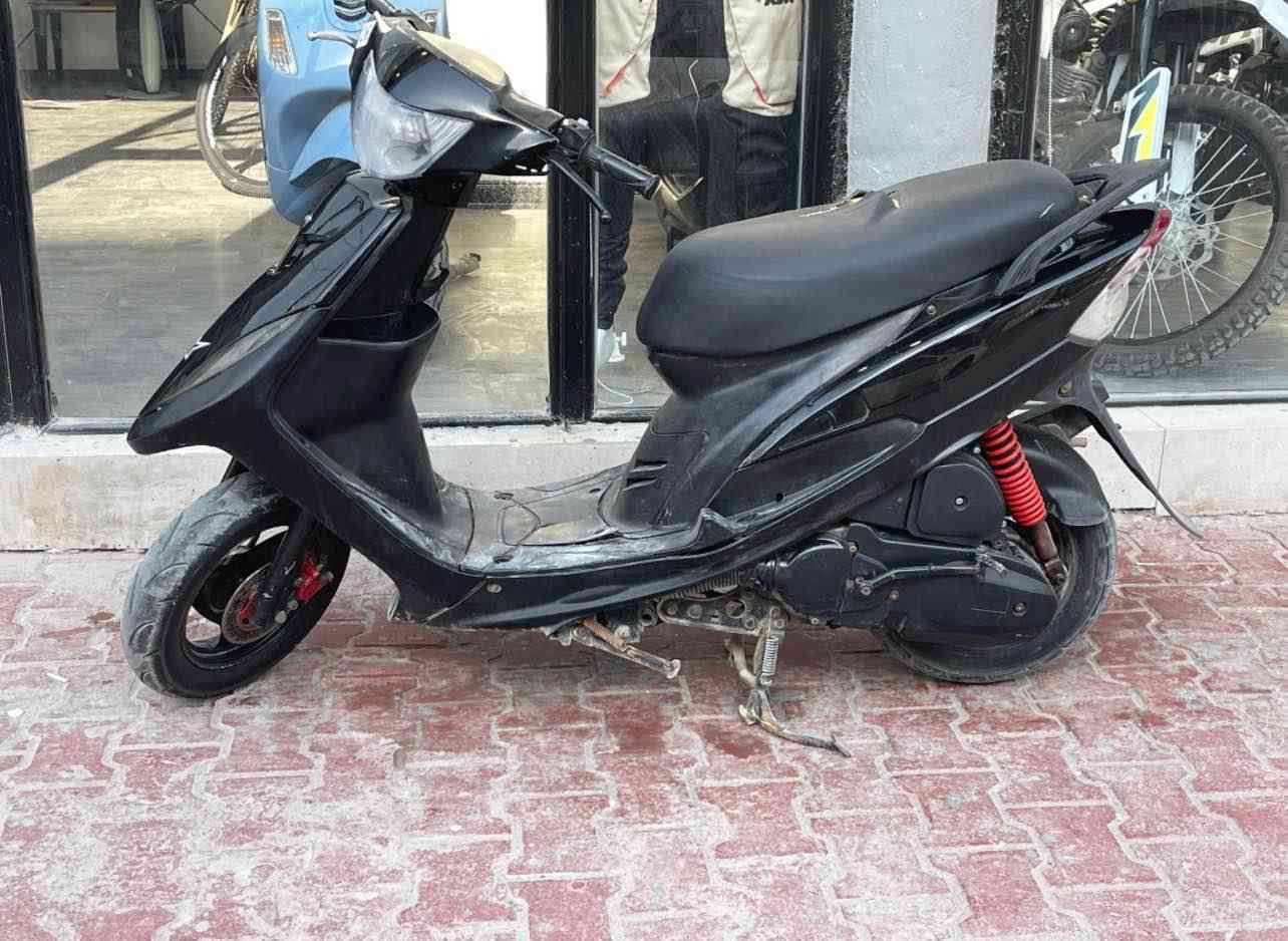 دراجه ماكس عدله ما مفتوح بمحركها برغي 
نقصها لايت وبريك امامي 
*********** واتساب موجود
التنومة شط العرب 
سعرها 650 الف 
مجال بسيط البصرة, العراق
