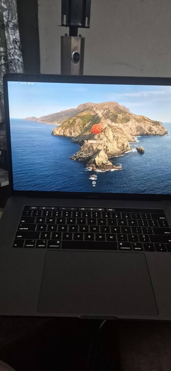 ماك بوك برو ٢٠١٩ ذاكرة ٢٥٦ssd رام ١٦.  مواصفات مذكوره في صور.  سعره نهائي ٦٠٠ قفل مكاني بغداد شارع النضال ***********
