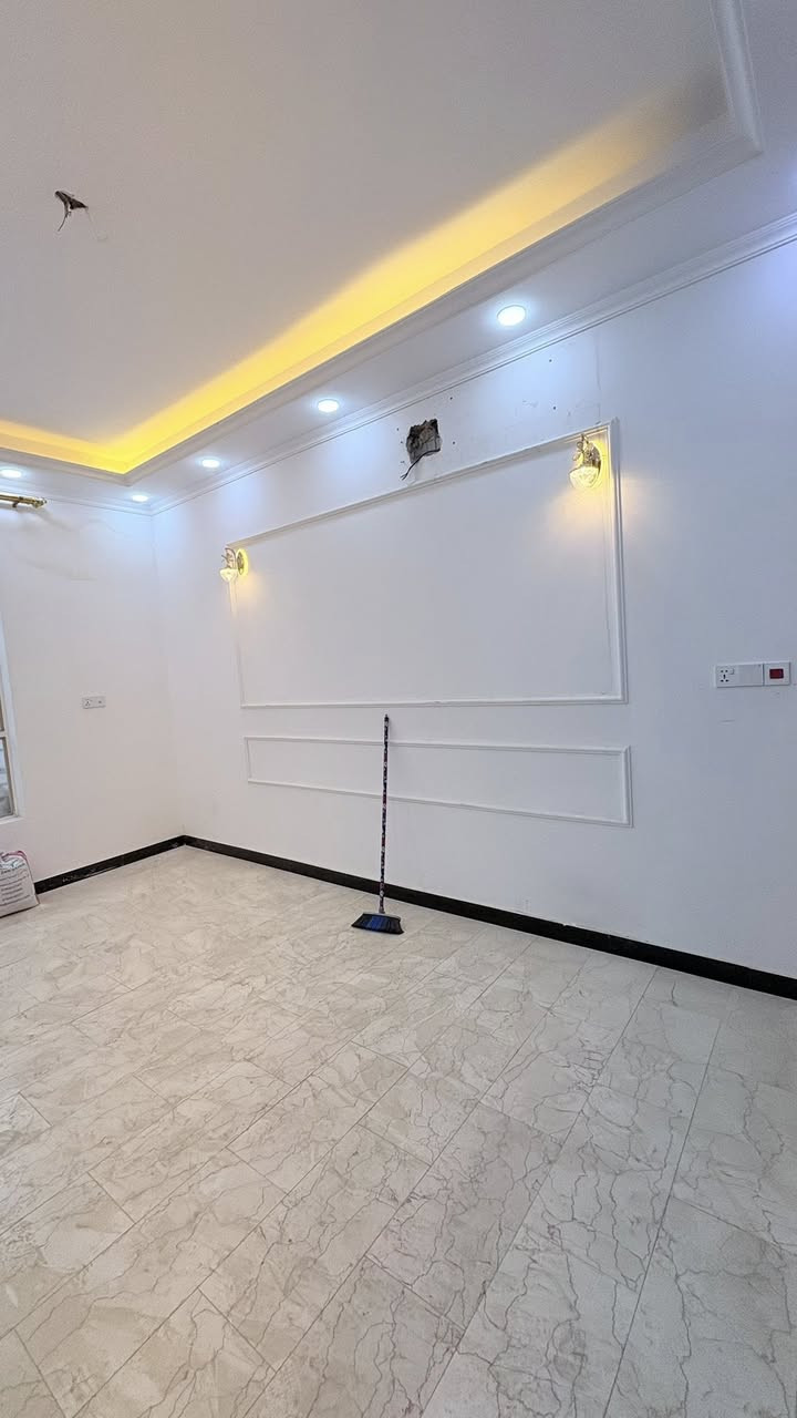 100 متر مستخدم سنه واحده فقط للبيع نظيف جداً
حي السلام قرب شارع المطبات 
*********** مكتب العطاء / جعفر الشبلاوي 
السعر المطلوب 230 مليون
