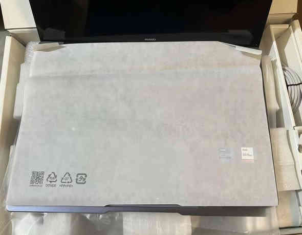 اللابتوب الانيق هواوي ميتبوك  14 - Huawei MateBook
لابتوب من الفئة العليا 
 اصلية مال اسواقنا لا بالة ولا مجدد مع الكارتون والشاحن الاصلي .. نظيف جدا عدا خدش بالظهر والصور حقيقية 
جودة تصنيع عالية 
-معالج انتل كور i7 الجيل 1165G7
 رام 16 GB
هارد 512 SSD 
-شاشة 14 لمس 2k
- منافذ متعددة تايب c وتايب A وHDMI 
-بصمة في زر التشغيل مع كامير مخفية بالكيبورد
خفيفة وزن 1.4 كغم
شحن سريع 65w
- ويندوز 11 اصلي

السعر 750 الف 
واتس ***********

Processor: 11th Gen Intel Core i7-1165G7Graphics: Intel Iris Xe GraphicsMemory: 16 GB  3200MHz RAMStorage: 512 GB NVMe PCIe SSDDisplay: 14-inch IPS touchscreen with \(2160\times 1440\) resolutionOperating System: Windows 10 HomeConnectivity: Wi-Fi 6 (802.11ax), Bluetooth 5.1Ports: Includes a full-featured USB-C portAdditional features: Fingerprint Power Button, HUAWEI Free Touch with a built-in Huawei Share tag, and a backlit keyboard
