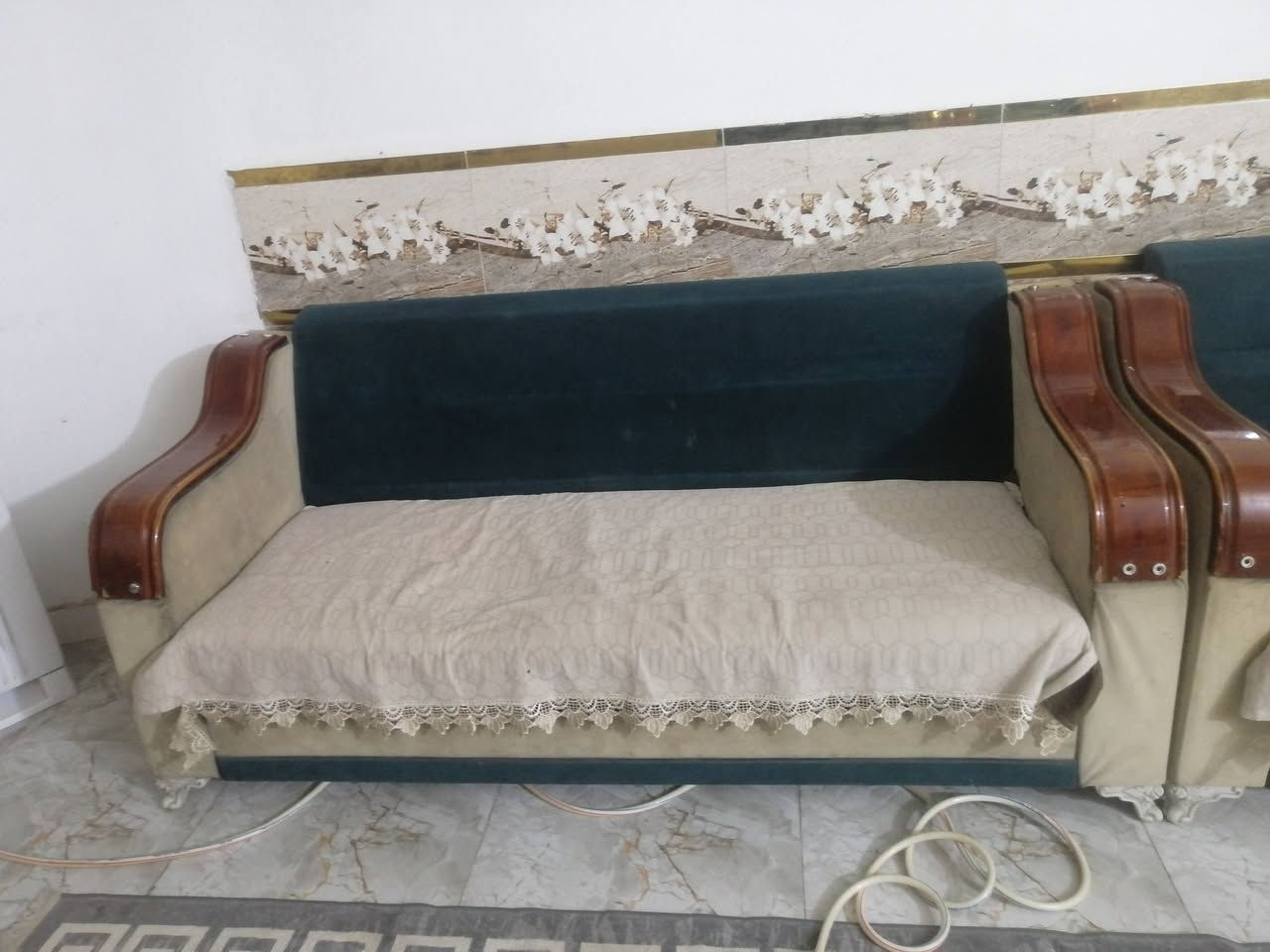 تخم عشر مقاعد  و ميز تلفزيون وثلاجة للبيع  التواصل *********** واتساب أو مازنجر
