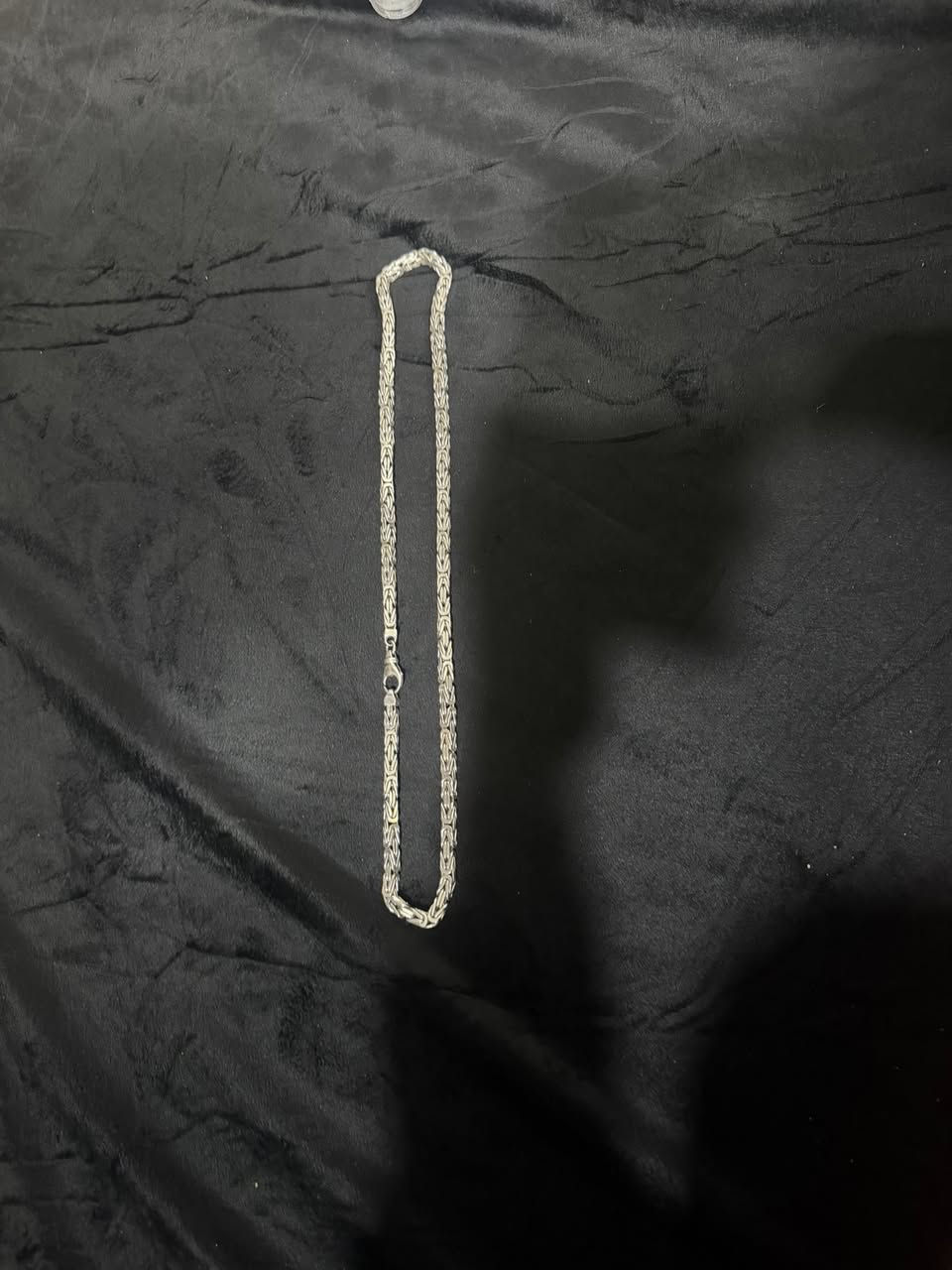 زنجيل فضه فرعوني خشن
وزنه 140 غرام جديد 
سعر 4 الغرام مدينه الصدر 
***********
