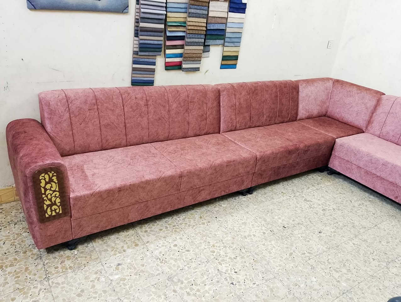 ديوان ٩ مقاعد للبيع نضيف جدا بدون اي ضرر جديد ممستخدم درجة اولى تسكام قماش جديد اصلي سفنج ضغط عالي مميز اول خشب بلوك السعر ٢٧٠ بي مجال بصيط مكان بغداد الحرية اي استفسار علخاص موجود توصيل بكروة رقم الهاتف ***********
