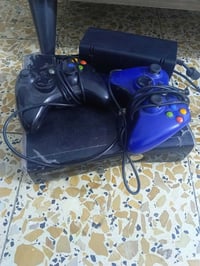 اكس بوكس 360 جهاز جديد ونضيف بمعنى الكلمه وبي اكثر من 80 لعبه وثنين جو...