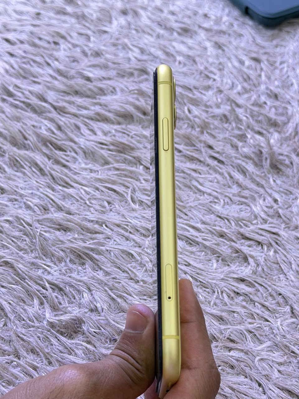 السلام عليكم
ايفون 11 العادي ذاكره 128 

بطاريه 76 

* فقط شي كلش بسيط بالشاشه نقطه بنفسجيه 

ممبدل بي اي شي  نظيف كلش حلو

سعره ٢٥٠ الف 

***********
