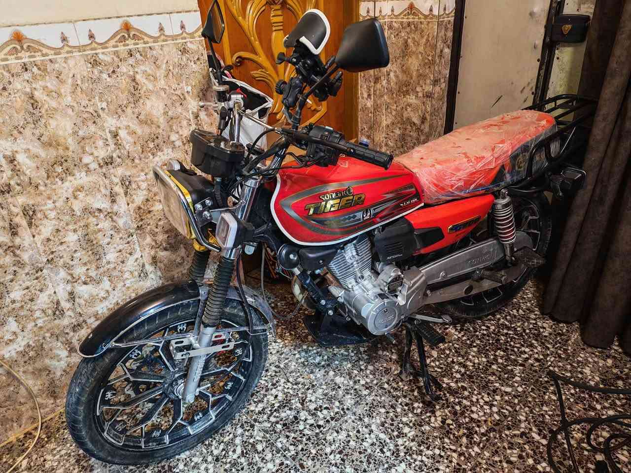 سلام عليك) دراجه خمسه كير محرك ٢٠٠cc
دراجه صاللها تقريبن ٤اشهر من مطلعها
رقم وسنويه بسمي رقم نجف  
سعر ١٥٠٠ مجال قليل  
***********
