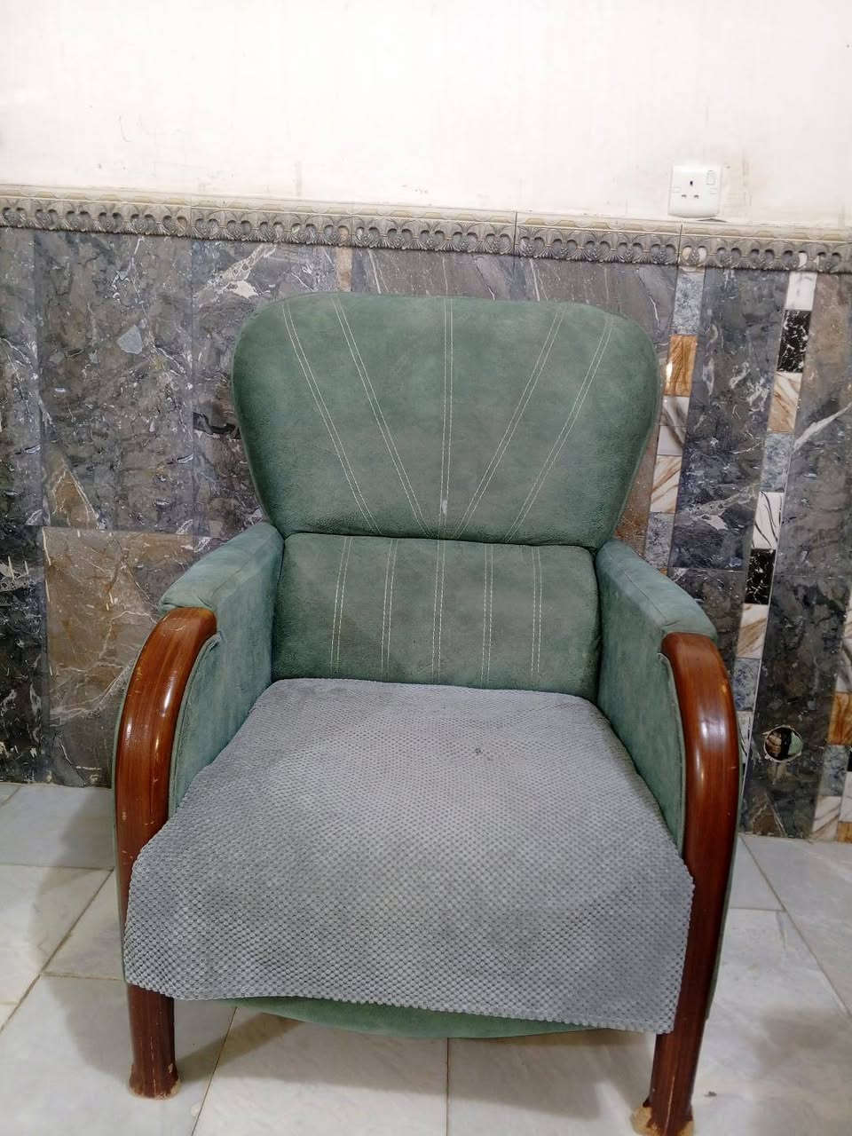 تخم للبيع متكون من ١٠ مقاعد سعره ٣٠٠ وبي مجال للشراي للاستفسار ***********
