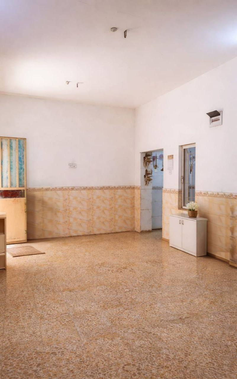 بيت للأيجار مساحته 162ونص في الشهداء /الدبية /قرب مدرسة الاطلال يتكون من غرفة وهول داخلي وهول خارجي واستقبال ومطبخ ومناور وصحيات داخلية وخارجية
علماً أن الارضية كاشي والسطح اشتايكر 
للاستفسار الاتصال على الرقم ***********
