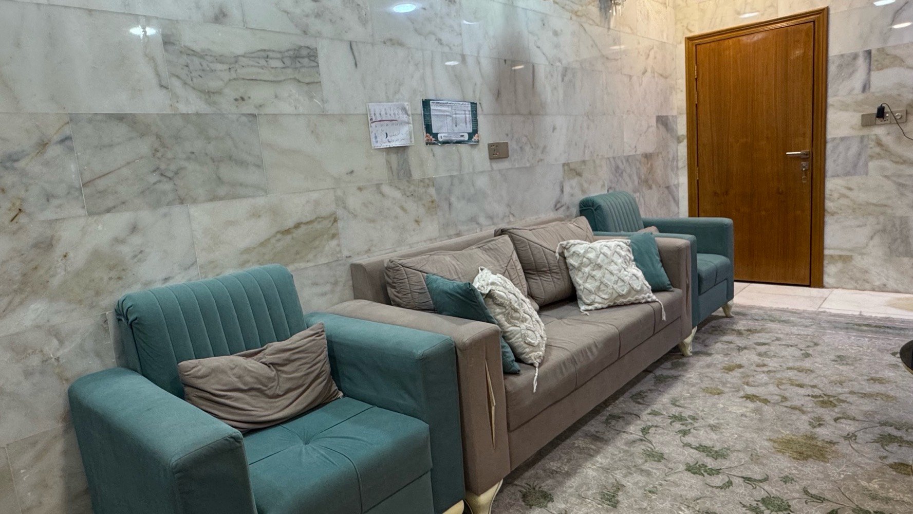 تخم عشر مقاعد نظيف واستعمال سنة / نجف مجمع الزهراء 

عرضنا صالة متميزة تجمع بين التصميم العصري والأناقة. تحتوي الصالة على كراسي مفردة بلون أخضر مائي مع طاولة جانبية راقية، بالإضافة إلى قنفة ذات تصميم مريح وأنيق. الحائط مغطى بالرخام الفاخر مما يضيف لمسة من الفخامة والتميز. السجاد بألوان متناسقة يكمل جو الغرفة بشكل رائع. مناسبة للعائلات التي تبحث عن الراحة والتميز في ديكورات منازلها.