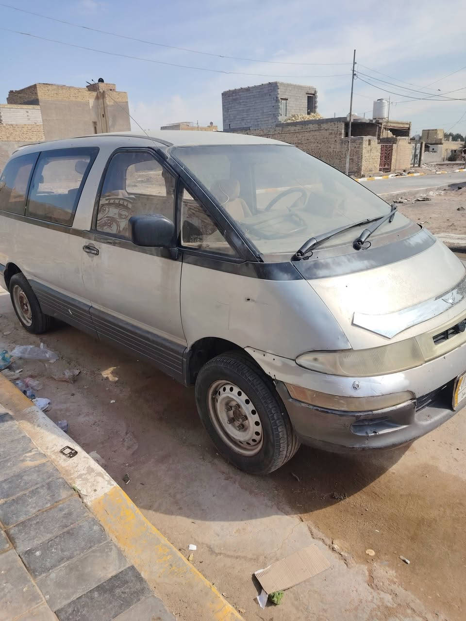 سياره تيوتا فان موديل ١٩٩٣يمن محو سياره شغاله بس كهربائيات مخربطه الي تجي للبلكات والنزول يعني سياره تخربط يعره ١٠ ورقات بدون عمله ودهر رقمي ***********
