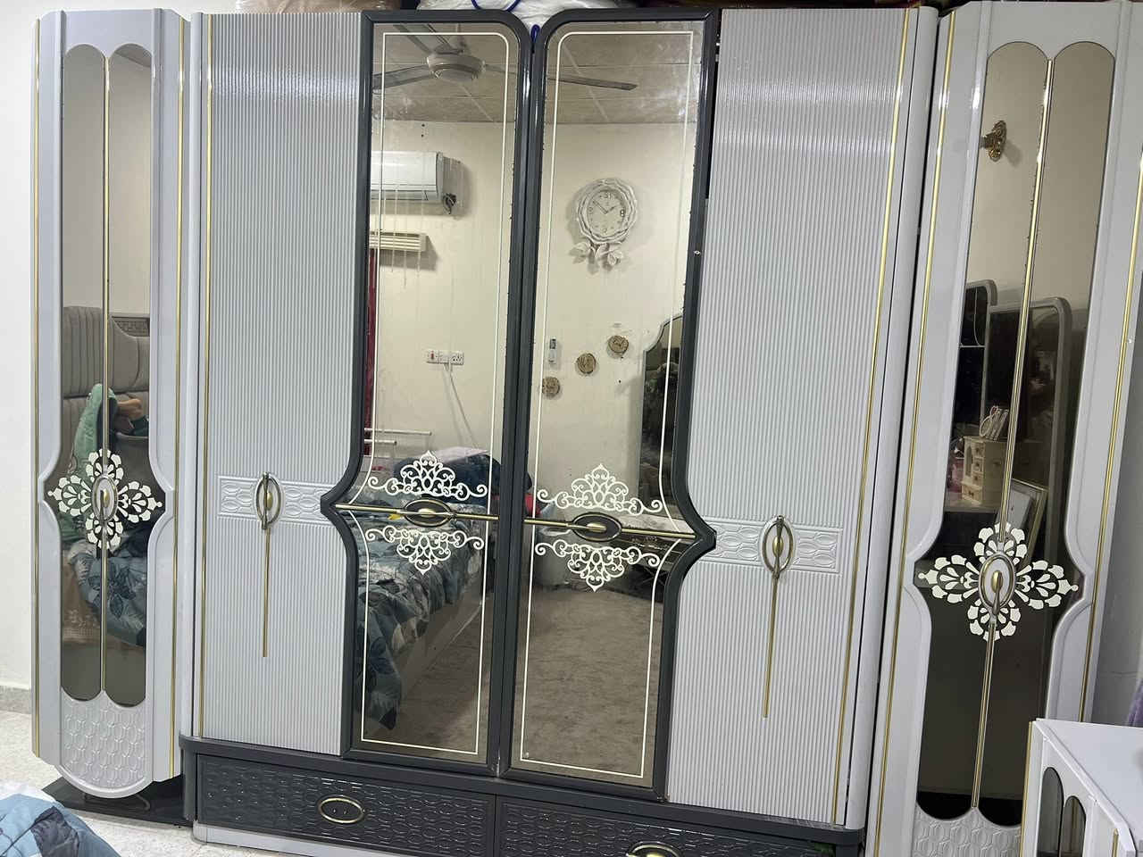 السلام عليكم، غرفة تركية مستخدمة للبيع
تفاصيلها.. الغرفة 8 قطع نظافتها فول و حجمها جدًا كبير ولونها ابيض ورصاصي ، اولًا الكنتور 6 بيبان عمقه كلش حلو و واسع ، ثانيًا الچرباية تاج كلش چبير وضخم ونازك وبيها مخزن واسع ممكن يتخزن هواي غراض ، ثالثًا كومديات على طرفي الچرباية يحتوي كل واحد على جرار واسع وبيهن اضاءة ، رابعًا ميز التواليت ضخم وبي تفاصيل كلش لطيفة مع جرارات وكومدي واسع وتخزين اسفل الجرارات ، خامسًا مراية طولانية ارتفاعها مترتين مع جرار واسع وأيضًا بيها اضاءة ، سادسًا الطابورية ، سابعًا ميز جرارات او جزامة يصلح لتخزين الاحذية او ممكن يستفاد منه بتخزين ملابس اطفال او غيرها .


**إذا كنت صاحب هذا الإعلان وتريد حذفه لأي سبب، رجاءا أرسل رسالة إلى الدعم الفني**