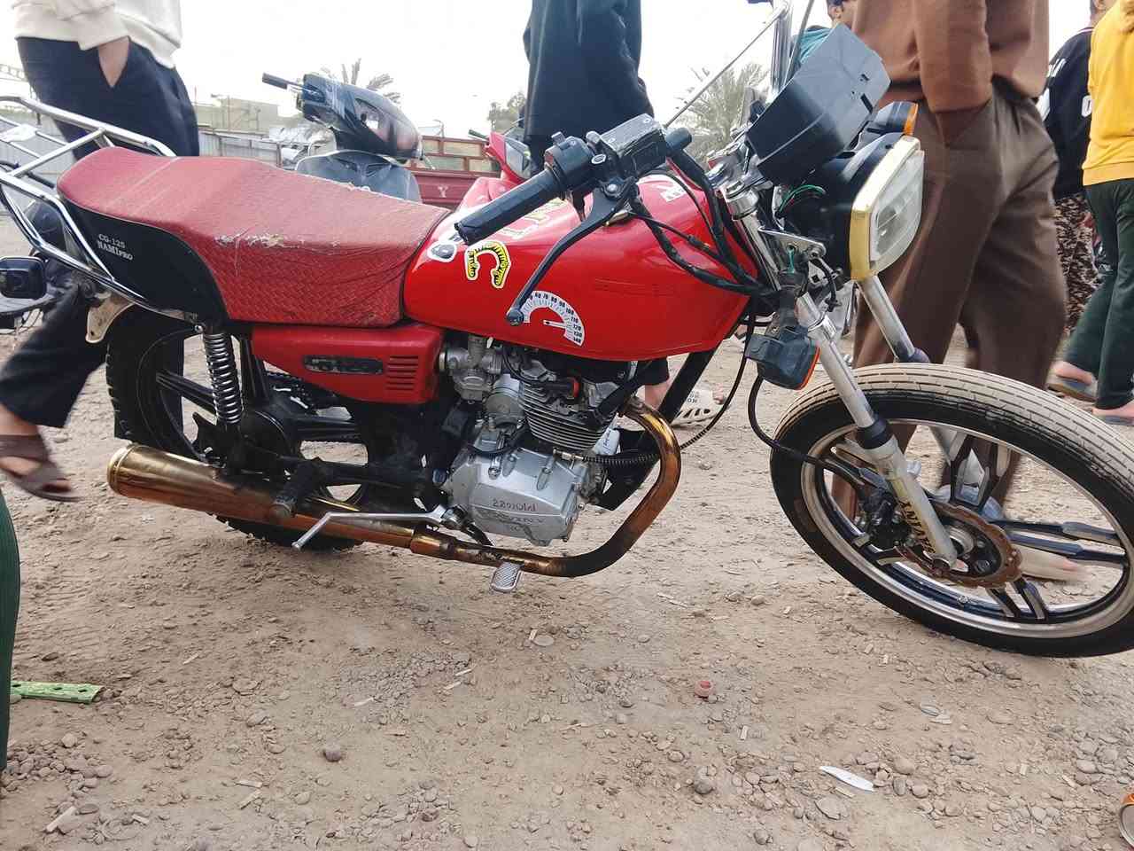 السلام عليكم
دراجتين سافان مديل 21 للبيع 
5 كير نضافة خير من الله 
الصفرة جاهزة كبل للشارع 
الحمرة طاكة الصالصة مالتها و يرادلها قبق زنجيل 
وحدة بيها منفيس و ثانية بس مكاتبة 
سعر الوحدة 350 و بيها مجال 
مستعجل عل بيعتهن 
وانساب ***********
