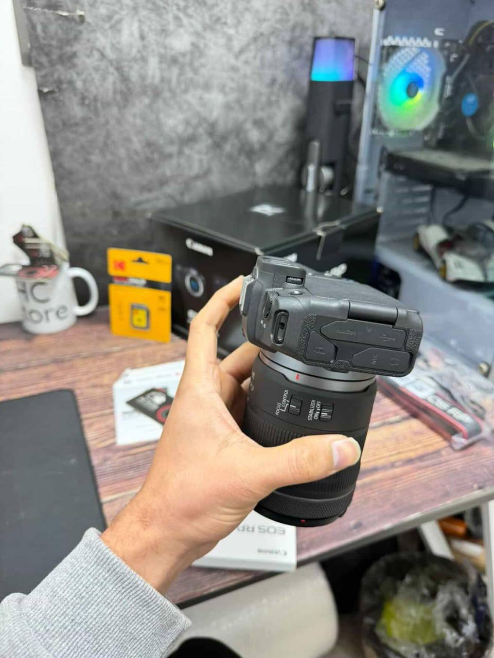 ⁨	⁨	⁨	📸 Canon RP Kit + عدسة 24-105mm الأصلية
كامرة Canon EOS RP مع عدستها الأصلية بحالة شبه جديدة جداً — استخدام خفيف جداً.

🔹 الحالة: شبه جديدة (كل الملحقات أصلية ولم تُستخدم)
🔹 عداد الشتر: فقط ٧ك🔥
🔹 نظافة عالية جداً

🎁 الملحقات:
• الكرتون الأصلي
• الشاحن الأصلي
• الحزام الأصلي
• البطارية الأصلية
• كتيبات التشغيل
• رام 32GB هدية 🎁

⸻

⚙️ المواصفات:

✅ حساس فل فريم بدقة 26.2 ميگابكسل
✅ تصوير فيديو 4K
✅ شاشة لمس متحركة بالكامل
✅ نظام فوكس احترافي Dual Pixel
✅ تصوير مستمر سريع
✅ حجم خفيف ومثالية للتصوير والسفر
✅ واي فاي وبلوتوث لنقل الصور بسهولة

⸻

 السعر خاص


**إذا كنت صاحب هذا الإعلان وتريد حذفه لأي سبب، رجاءا أرسل رسالة إلى الدعم الفني**