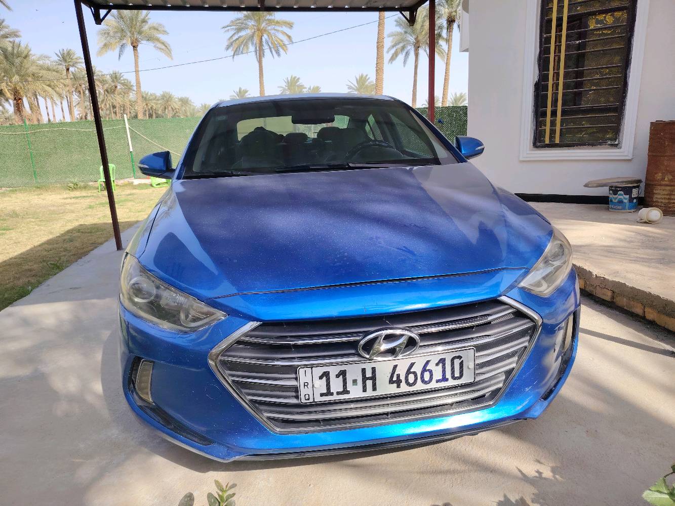 السيارة هيونداي إلنترا زرقاء، إصدار Limited، بحالة ممتازة من الداخل والخارج. التصميم أنيق ويمتاز بمقاعد مريحة ونظام تحكم حديث. تتضمن مميزات إضافية مثل شاشة لمس لسهولة التحكم بالنظام الصوتي والملاحة. العجلات بحالة جيدة وتبدو مستعدة للانطلاق على الطرق بأمان وسلاسة.